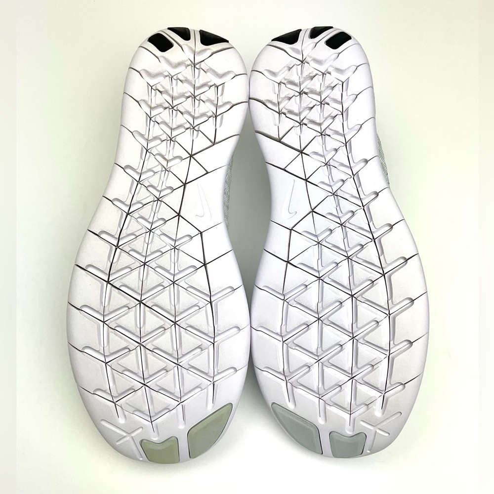2016 Nike Free RN Flyknit in Platinum Gray - Picture 9 of 10